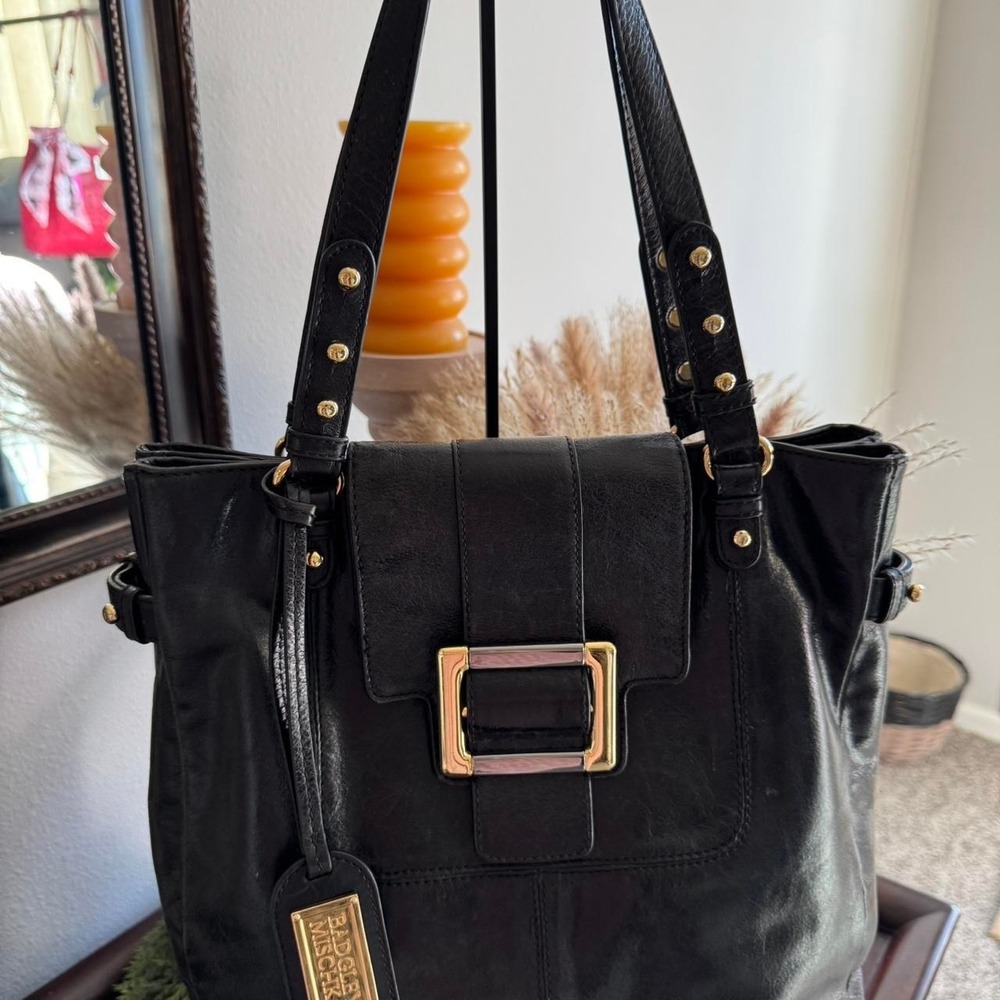 Badgley Mischka leather shoulder bag.‎